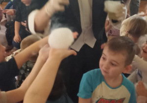 dzieci łapią bańki