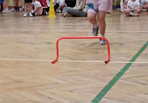 dzieci biegną