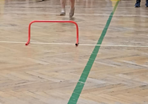 dzieci biegną