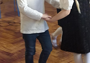 dzieci tańczą