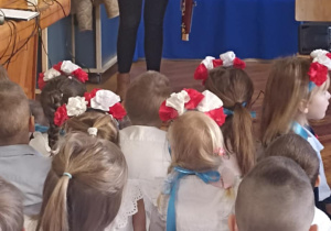 dzieci siedzą