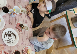 Dzieci wykonują jeże z ciasteczek