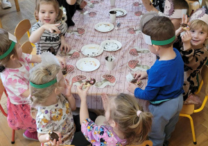 Dzieci wykonują jeże z ciasteczek