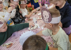 Dzieci wykonują jeże z ciasteczek