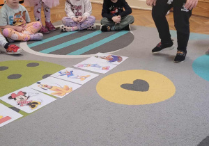 Dzieci świętują Dzień Myszki Mickey