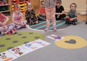 Dzieci świętują Dzień Myszki Mickey