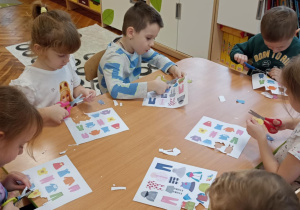 dzieci wycinają