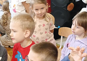 dzieci siedzą
