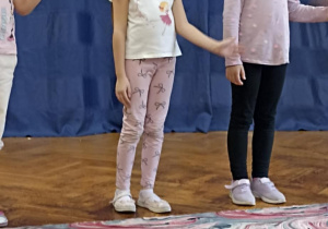 dzieci tańczą z chustą