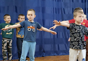 dzieci tańczą