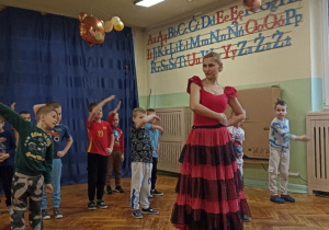 dzieci tańczą
