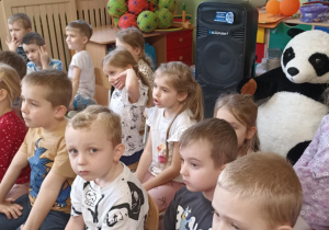 dzieci siedzą