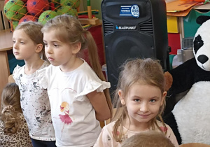 dzieci siedzą