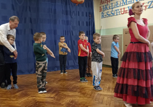 dzieci tańczą