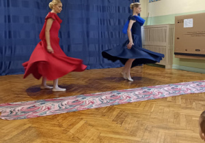 dzieci tańczą z chustą