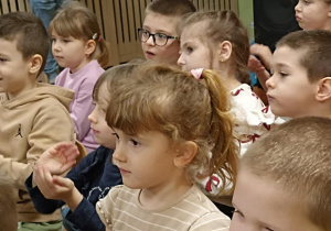 dzieci siedzą