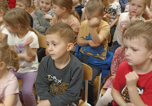 dzieci siedzą