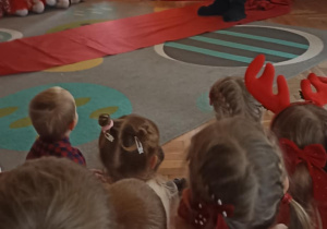 Mikołaj stoi przy choince