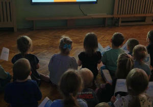 Dzieci oglądają filmik edukacyjny