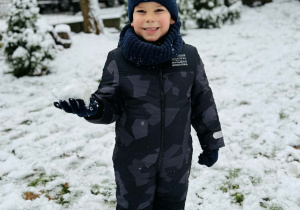 Dzieci bawią się na śniegu