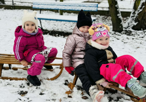 Dzieci bawią się na śniegu