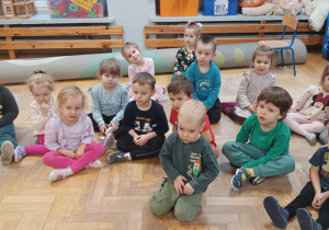 Dzieci słuchają