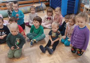Dzieci słuchają