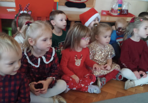 Dzieci słuchają Mikołaja