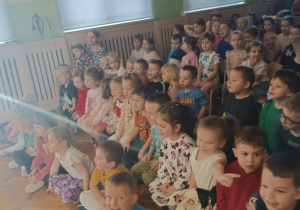 Dzieci oglądają przedstawienie