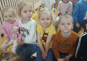 Dzieci oglądają przedstawienie