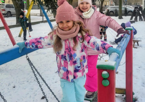 dzieci bawią się na sniegu