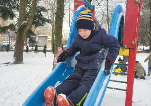 dzieci bawią się na sniegu