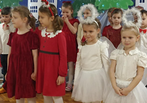 dzieci stoją przebrane za aniołki