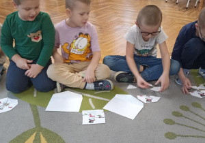 dzieci układaja ilustrację bałwanka