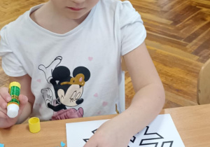 dzieci wyklejają papierem gwiazdkę
