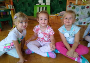 Dzieci siedzą na podłodze