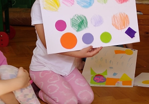 Dzieci prezentują swoje prace