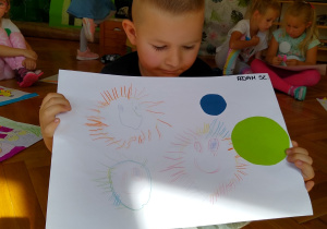 Dzieci prezentują swoje prace