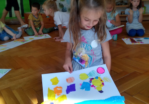 Dzieci prezentują swoje prace