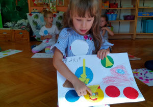 Dzieci prezentują swoje prace
