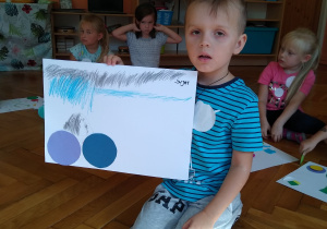Dzieci prezentują swoje prace