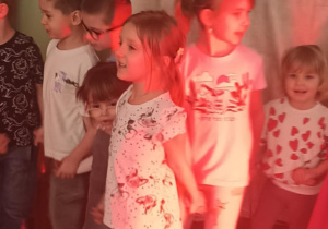 dzieci tańczą