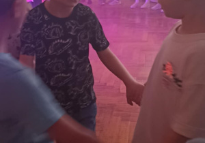dzieci tańczą