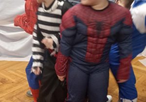 dzieci tańczą w przebraniach
