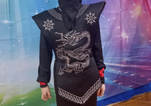 chłopiec w stroiu ninja