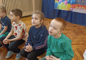 dzieci siedzą na ławce