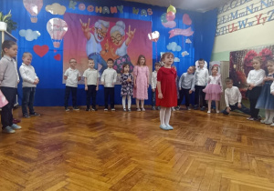 dzieci stoją w półkolu