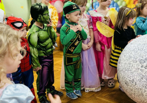 Dzieci bawią się na balu karnawałowym