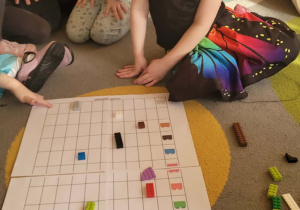 Dzieci bawią się klockami lego
