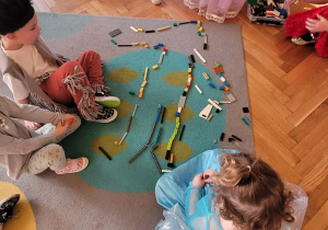 Dzieci bawią się klockami lego